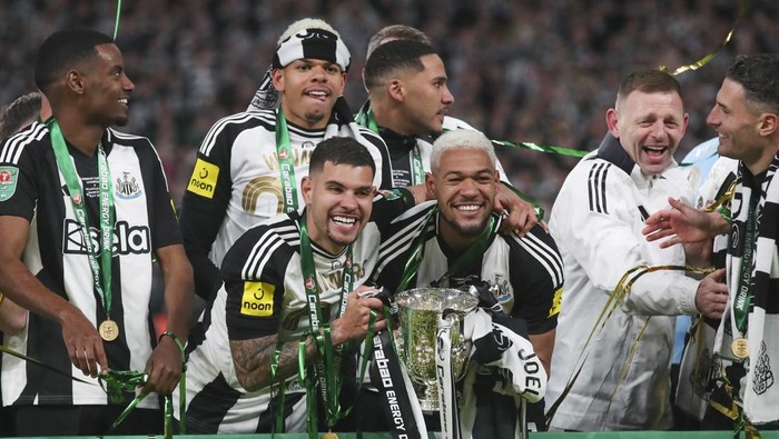 Newcastle players celebrate after winning the EFL Cup final soccer match between Liverpool and Newcastle at Wembley Stadium in London, Sunday, March 16, 2025. (AP Photo/Scott Heppell)