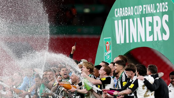 Soccer Football - Carabao Cup - Final - Liverpool v Newcastle United - Wembley Stadium, London, Britain - March 16, 2025 Newcastle Uniteds Bruno Guimaraes celebrates with teammates after winning the Carabao Cup Action Images via Reuters/Paul Childs EDITORIAL USE ONLY. NO USE WITH UNAUTHORIZED AUDIO, VIDEO, DATA, FIXTURE LISTS, CLUB/LEAGUE LOGOS OR LIVE SERVICES. ONLINE IN-MATCH USE LIMITED TO 120 IMAGES, NO VIDEO EMULATION. NO USE IN BETTING, GAMES OR SINGLE CLUB/LEAGUE/PLAYER PUBLICATIONS. PLEASE CONTACT YOUR ACCOUNT REPRESENTATIVE FOR FURTHER DETAILS..