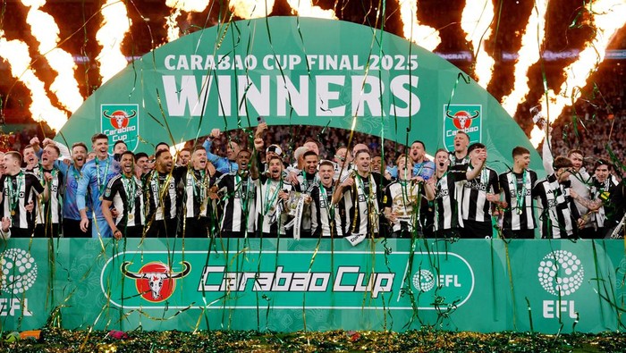 Newcastle United Soccer Football - Carabao Cup - Final - Liverpool v Newcastle United - Wembley Stadium, London, Britain - March 16, 2025 Newcastle United's Bruno Guimaraes and Kieran Trippier lift the trophy after winning the Carabao Cup Action Images via Reuters/Andrew Couldridge EDITORIAL USE ONLY. NO USE WITH UNAUTHORIZED AUDIO, VIDEO, DATA, FIXTURE LISTS, CLUB/LEAGUE LOGOS OR 'LIVE' SERVICES. ONLINE IN-MATCH USE LIMITED TO 120 IMAGES, NO VIDEO EMULATION. NO USE IN BETTING, GAMES OR SINGLE CLUB/LEAGUE/PLAYER PUBLICATIONS. PLEASE CONTACT YOUR ACCOUNT REPRESENTATIVE FOR FURTHER DETAILS.. TPX IMAGES OF THE DAY