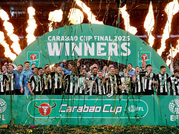 Soccer Football - Carabao Cup - Final - Liverpool v Newcastle United - Wembley Stadium, London, Britain - March 16, 2025 Newcastle United's Bruno Guimaraes and Kieran Trippier lift the trophy after winning the Carabao Cup Action Images via Reuters/Andrew Couldridge EDITORIAL USE ONLY. NO USE WITH UNAUTHORIZED AUDIO, VIDEO, DATA, FIXTURE LISTS, CLUB/LEAGUE LOGOS OR 'LIVE' SERVICES. ONLINE IN-MATCH USE LIMITED TO 120 IMAGES, NO VIDEO EMULATION. NO USE IN BETTING, GAMES OR SINGLE CLUB/LEAGUE/PLAYER PUBLICATIONS. PLEASE CONTACT YOUR ACCOUNT REPRESENTATIVE FOR FURTHER DETAILS..     TPX IMAGES OF THE DAY