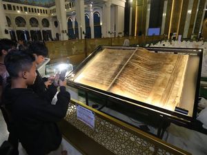 Masjid Al Akbar Surabaya Pamerkan Al-Quran Kuno Tulisan Tangan Masjid Al Akbar Surabaya Pamerkan Al-Quran Kuno Tulisan Tangan