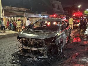 Diduga Korsleting, Avanza Ludes Terbakar di Pucang Sewu Surabaya Diduga Korsleting, Avanza Ludes Terbakar di Pucang Sewu Surabaya