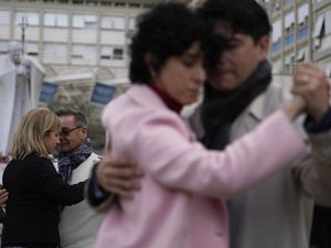 Persembahan Tarian Tango untuk Paus Fransiskus