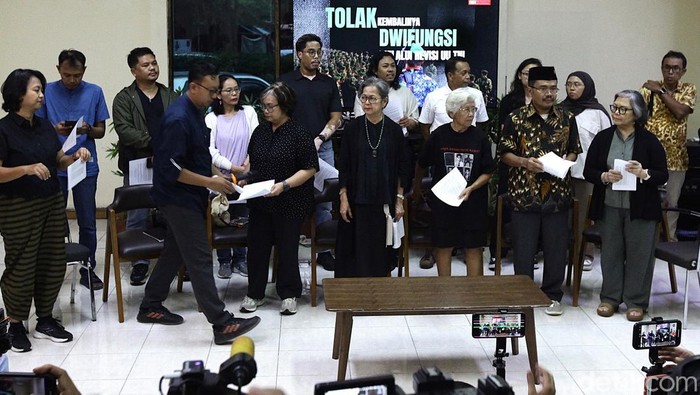 Guru Besar Fakultas Hukum Universitas Indonesia, Sulistyowati Irianto (kanan), cendekiawan sekaligus pemikir kebinekaan, Sukidi (kedua kanan) bersama perwakilan Koalisi Masyarakat Sipil membacakan Petisi Tolak Kembalinya Dwifungsi TNI Melalui Revisi UU TNI di Kantor Yayasan Lembaga Bantuan Hukum Indonesia (YLBHI) Jalan Diponegoro, Jakarta Pusat, Senin (17/3/2025). Koalisi Masyarakat Sipil yang terdiri dari 186 organisasi membuat petisi penolakan dwifungsi TNI melalui Revisi UU TNI yang sedang dibahas pemerintah dan DPR karena agenda revisi UU TNI tidak memiliki urgensi transformasi ke arah yang profesional. Revisi dinilai mengganggu profesionalisme militer sebagai satuan dan alat pertahanan negara.