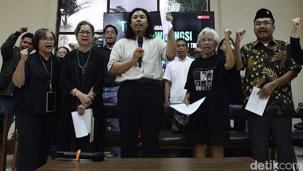 Momen Koalisi Masyarakat Sipil Keluarkan Petisi Tolak RUU TNI