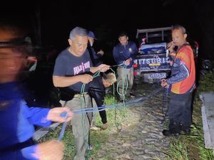 Petugas Damkar Dimintai Tolong Terkait Pikap Kesasar di Lereng Gunung