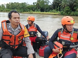 Loncat dari Pohon lalu Tindih Teman, Riski Hilang Terseret Arus