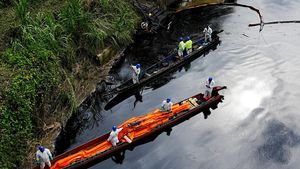Pipa Minyak Bocor Bikin Sungai di Ekuador Menghitam, Begini Kondisinya