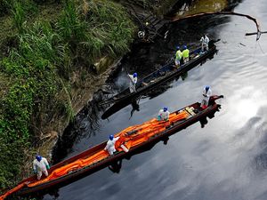 Pipa Minyak Bocor Bikin Sungai di Ekuador Menghitam, Begini Kondisinya