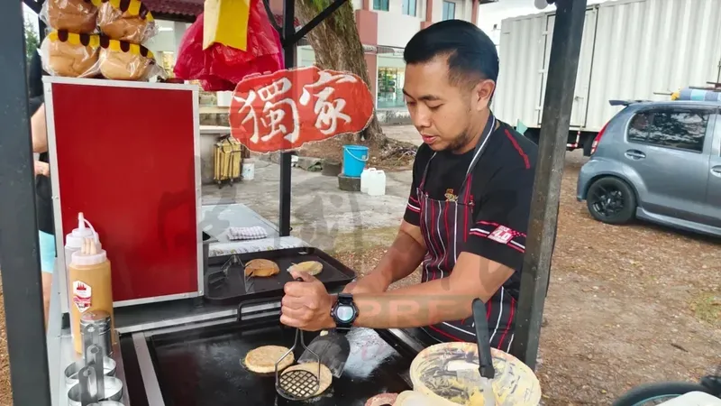 PNS Ini Rela Jualan Burger Kaki Lima hingga Dini Hari demi Beli Rumah