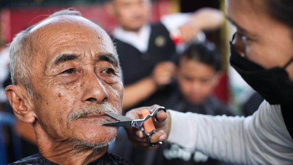 Warga Serbu Potong Rambut Massal Gratis di Surabaya