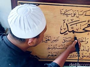 Raup Cuan dari Kaligrafi Lukis Bakar Raup Cuan dari Kaligrafi Lukis Bakar