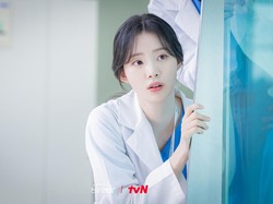 Foto-foto Shin Si Ah di Drakor Resident Playbook