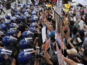 Ribuan Warga Filipina Gelar Aksi Tuntut Pembebasan Eks Presiden Duterte