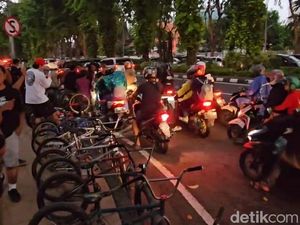 Puluhan Riders BMX Bagi Takjil Sembari Unjuk Gigi di Surabaya Puluhan Riders BMX Bagi Takjil Sembari Unjuk Gigi di Surabaya