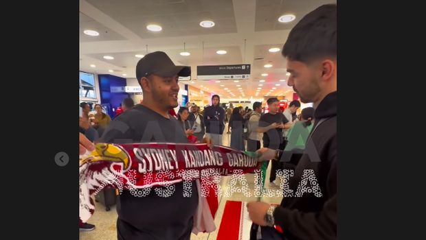 Sandy Walsh mendapat kado ulang tahun dari saah satu fans Timnas Indonesia di Australia, Senin (17/3). (Tangkapan layar Instagram Sandy Walsh)