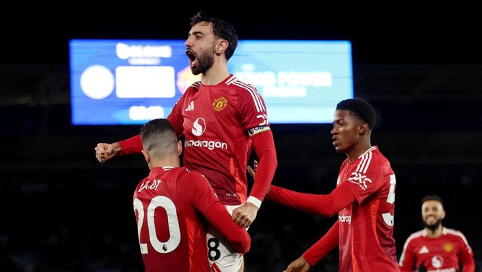 Soccer Football - Premier League - Leicester City v Manchester United - King Power Stadium, Leicester, Britain - March 16, 2025 Manchester United's Bruno Fernandes celebrates scoring their third goal with Diogo Dalot REUTERS/Chris Radburn EDITORIAL USE ONLY. NO USE WITH UNAUTHORIZED AUDIO, VIDEO, DATA, FIXTURE LISTS, CLUB/LEAGUE LOGOS OR 'LIVE' SERVICES. ONLINE IN-MATCH USE LIMITED TO 120 IMAGES, NO VIDEO EMULATION. NO USE IN BETTING, GAMES OR SINGLE CLUB/LEAGUE/PLAYER PUBLICATIONS. PLEASE CONTACT YOUR ACCOUNT REPRESENTATIVE FOR FURTHER DETAILS.. TPX IMAGES OF THE DAY