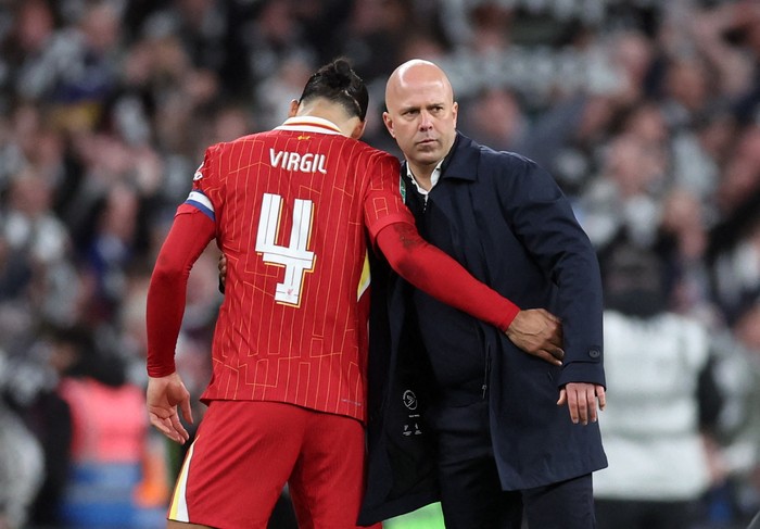Soccer Football - Carabao Cup - Final - Liverpool v Newcastle United - Wembley Stadium, London, Britain - March 16, 2025 Liverpools Virgil van Dijk and manager Arne Slot look dejected after the match REUTERS/David Klein EDITORIAL USE ONLY. NO USE WITH UNAUTHORIZED AUDIO, VIDEO, DATA, FIXTURE LISTS, CLUB/LEAGUE LOGOS OR LIVE SERVICES. ONLINE IN-MATCH USE LIMITED TO 120 IMAGES, NO VIDEO EMULATION. NO USE IN BETTING, GAMES OR SINGLE CLUB/LEAGUE/PLAYER PUBLICATIONS. PLEASE CONTACT YOUR ACCOUNT REPRESENTATIVE FOR FURTHER DETAILS..
