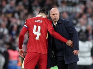 Arne Slot Bela Van Dijk yang Debat sama Michael Owen