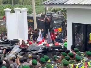 Demo PSU Pesawaran Ricuh, Massa Tabrak Barikade Polisi Pakai Mobil Demo PSU Pesawaran Ricuh, Massa Tabrak Barikade Polisi Pakai Mobil
