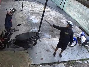 Viral Pria di Bandung Palak Warga Sambil Acungkan Golok