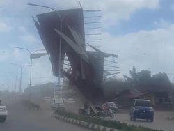 Puting Beliung Terjang Batam, Atap Ruko hingga Papan Reklame Berterbangan