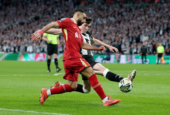 Soccer Football - Carabao Cup - Final - Liverpool v Newcastle United - Wembley Stadium, London, Britain - March 16, 2025 Liverpools Mohamed Salah in action with Newcastle Uniteds Tino Livramento Action Images via Reuters/Paul Childs EDITORIAL USE ONLY. NO USE WITH UNAUTHORIZED AUDIO, VIDEO, DATA, FIXTURE LISTS, CLUB/LEAGUE LOGOS OR LIVE SERVICES. ONLINE IN-MATCH USE LIMITED TO 120 IMAGES, NO VIDEO EMULATION. NO USE IN BETTING, GAMES OR SINGLE CLUB/LEAGUE/PLAYER PUBLICATIONS. PLEASE CONTACT YOUR ACCOUNT REPRESENTATIVE FOR FURTHER DETAILS..