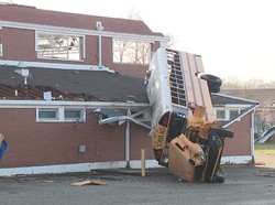 Video AS Diterjang Tornado: Bus Terbalik-Puluhan Orang Tewas