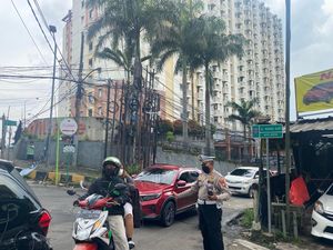 Truk Kontainer Mogok di Depok Dievakuasi Usai 1,5 Jam, Lalin Terurai Truk Kontainer Mogok di Depok Dievakuasi Usai 1,5 Jam, Lalin Terurai