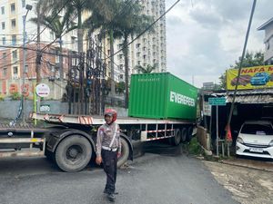 Truk Kontainer Mogok di Jalan Sempit Berujung Horor Macet di Depok Truk Kontainer Mogok di Jalan Sempit Berujung Horor Macet di Depok