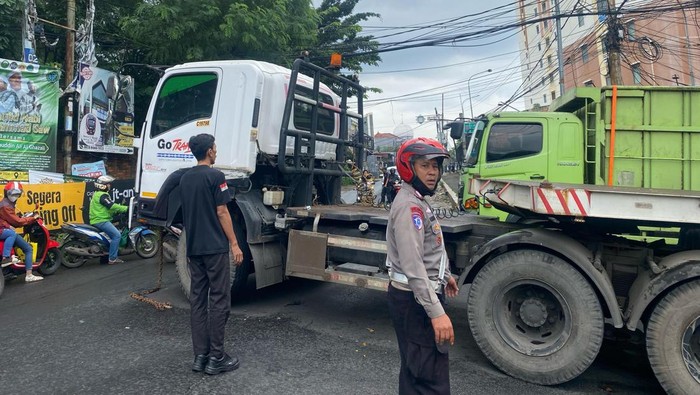 Truk mogok di Jalan Radar Auri, Depok. (Dok. ist)