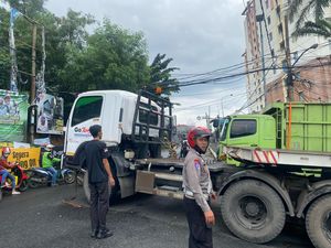 Truk Kontainer Mogok Melintang di Jalan Radar Auri Depok, Lalin Macet