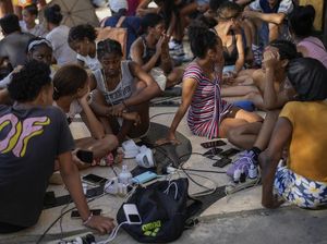 Warga Kuba Ramai-ramai Charge HP Saat Pemadaman Listrik Massal