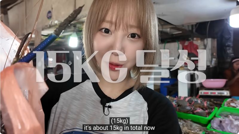 YouTuber Tzuyang mukbang seafood 15 kg di Bali