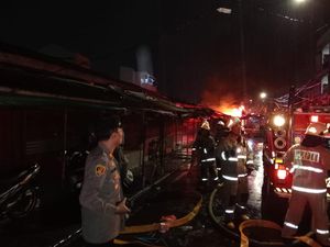 50 Kios di Pasar Poncol Jakpus Terbakar, Diduga karena Korsleting Listrik 50 Kios di Pasar Poncol Jakpus Terbakar, Diduga karena Korsleting Listrik