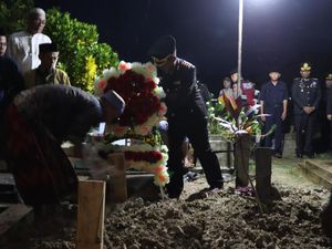 AKP Lusiyanto-Aipda Petrus Korban Tembak Oknum TNI Dimakamkan di OKU Timur
