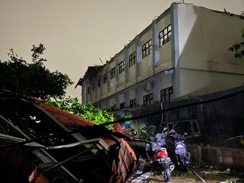 Angin puting beliung menerjang Cikarang Barat dan Tambun Selatan di Kabupaten Bekasi, Jawa Barat. Bencana alam ini menyebabkan sejumlah kerusakan. (dok Pemkab Bekasi)