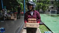 Antusias Warga Jakarta Belanja Bahan Pokok di Pasar Murah Ramadan