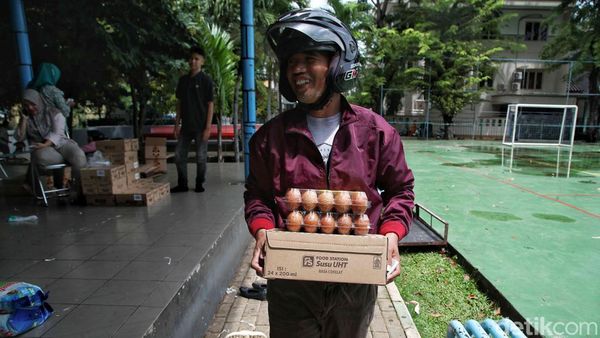 Antusias Warga Jakarta Belanja Bahan Pokok di Pasar Murah Ramadan