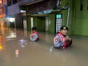 Banjir di Kebon Pala Jaktim Capai 1,4 Meter, 270 KK Terdampak Banjir di Kebon Pala Jaktim Capai 1,4 Meter, 270 KK Terdampak
