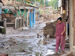 Banjir di Pejaten Timur Jaksel Surut, Warga Mulai Bersih-bersih