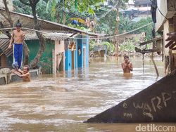 Ciliwung Meluap: Banjir Kembali Menyergap, Warga Megap-megap