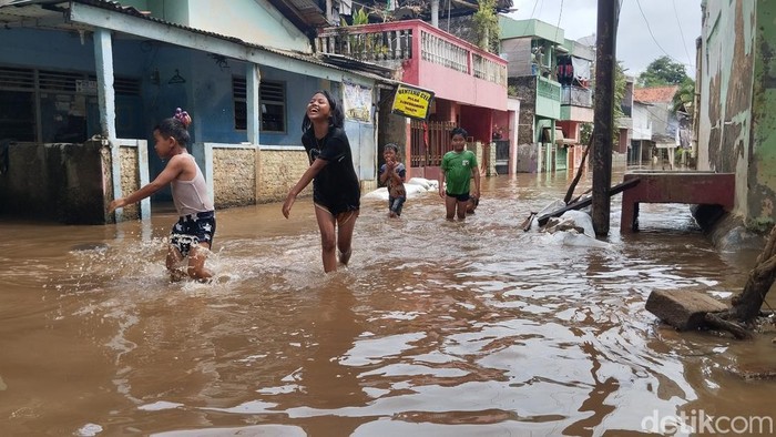 Banjir melanda wilayah RW 8, Kelurahan Cawang, Kramat Jati, Jakarta Timur. Banjir terjadi akibat luapan Sungai Ciliwung. (MI Fawdi/detikcom)