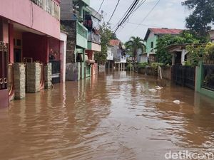 21 RT di Jakarta Masih Tergenang Banjir, Tertinggi Capai 1,8 Meter 21 RT di Jakarta Masih Tergenang Banjir, Tertinggi Capai 1,8 Meter