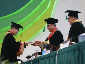 Buya Yahya, Ulama dan Profesor yang Wisuda S1 Psikologi di Unissula Buya Yahya, Ulama dan Profesor yang Wisuda S1 Psikologi di Unissula
