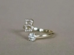 Selena Gomez Jual Cincin Pemberian Benny Blanco Seharga Rp 200.000