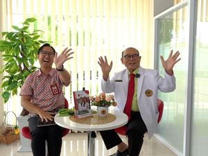 Dekan FK Untag Surabaya Bagikan Ilmu Tangani Ratusan Operasi Kembar Siam Dekan FK Untag Surabaya Bagikan Ilmu Tangani Ratusan Operasi Kembar Siam