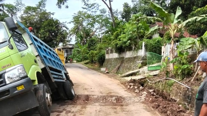 Gorong-gorong rusak Cipatujah, truk terperosok pada perbaikan yang gagal Selasa (18/3/2025) Gorong-gorong rusak Cipatujah, truk terperosok di jalan yang baru diperbaiki Selasa (18/3/2025)
