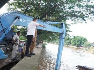 Kenneth DPRD DKJ: Pengerukan Lumpur Kali Pesanggrahan Cegah Banjir di Kembangan