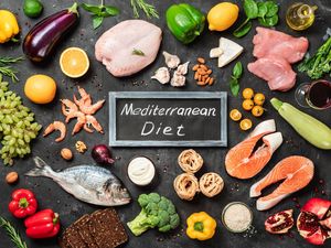 Diet Mediterania: Manfaat, Makanan, dan Panduan Menjalaninya Diet Mediterania: Manfaat, Makanan, dan Panduan Menjalaninya